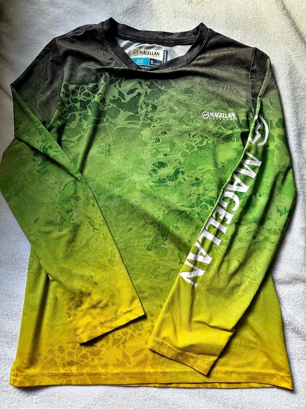 Magellan Outdoors Classic Fit Long Sleeve Graphic Shirt Green & Yellow Medium